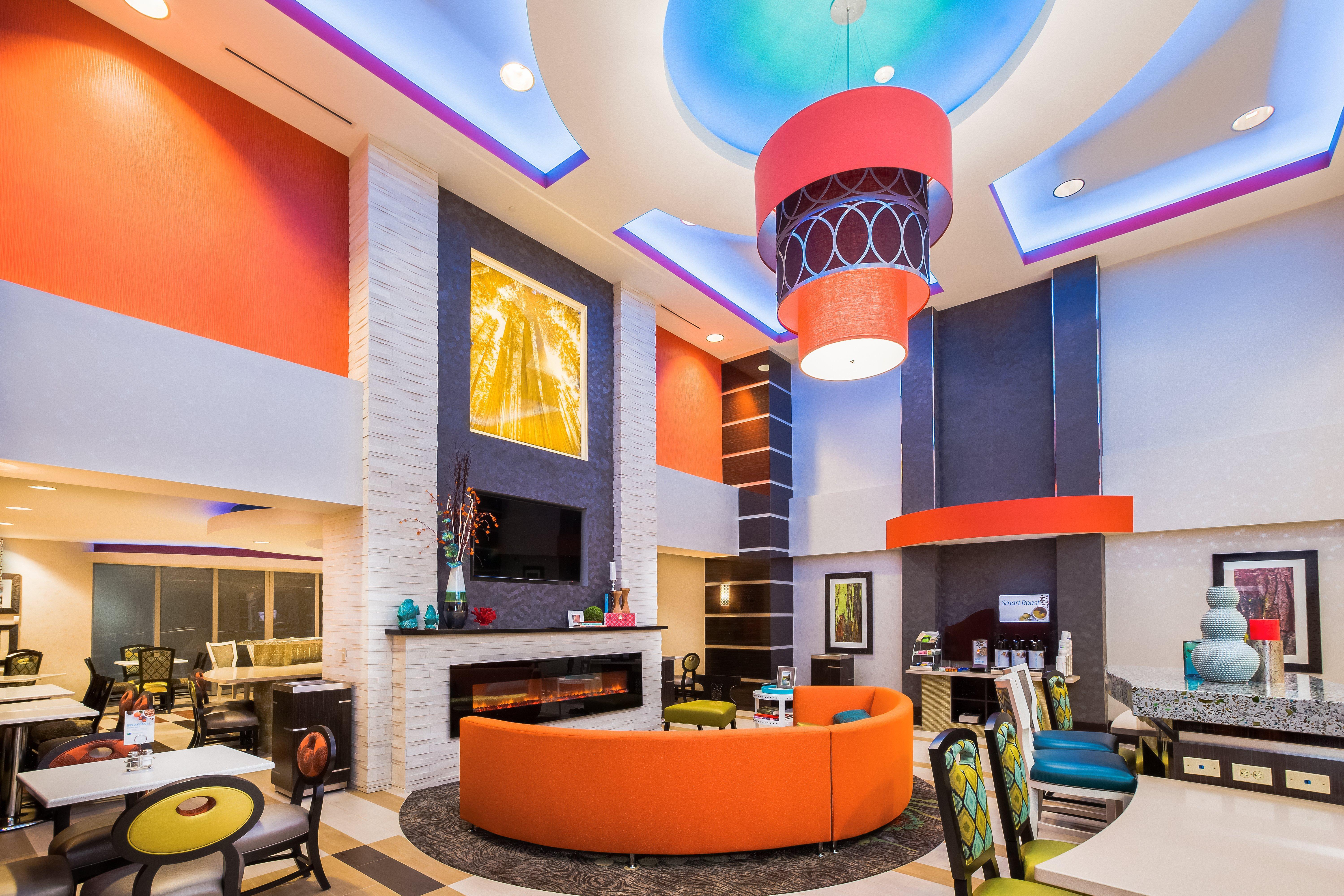 Holiday Inn Express & Suites Eureka By Ihg Exterior photo