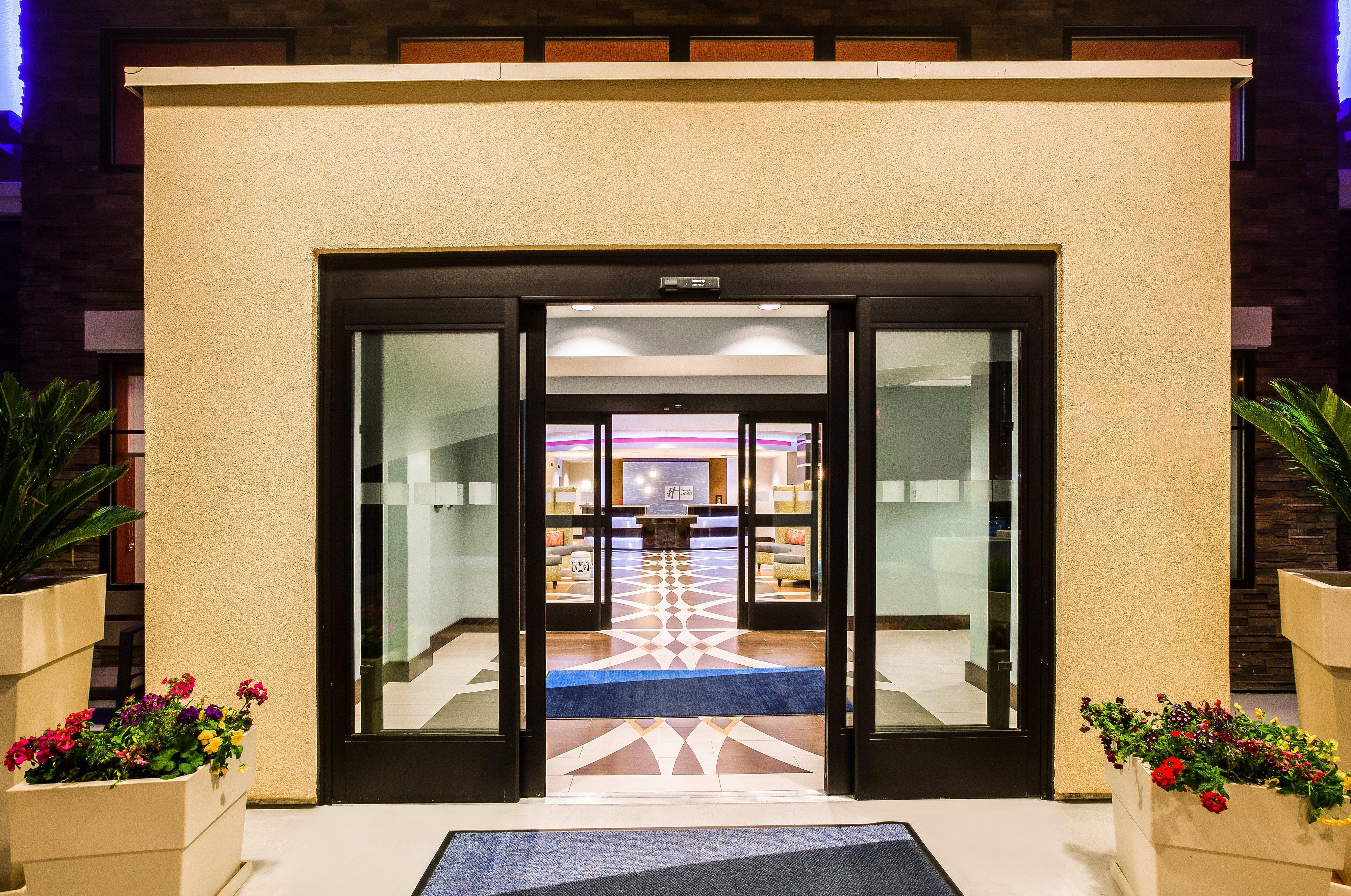 Holiday Inn Express & Suites Eureka By Ihg Exterior photo