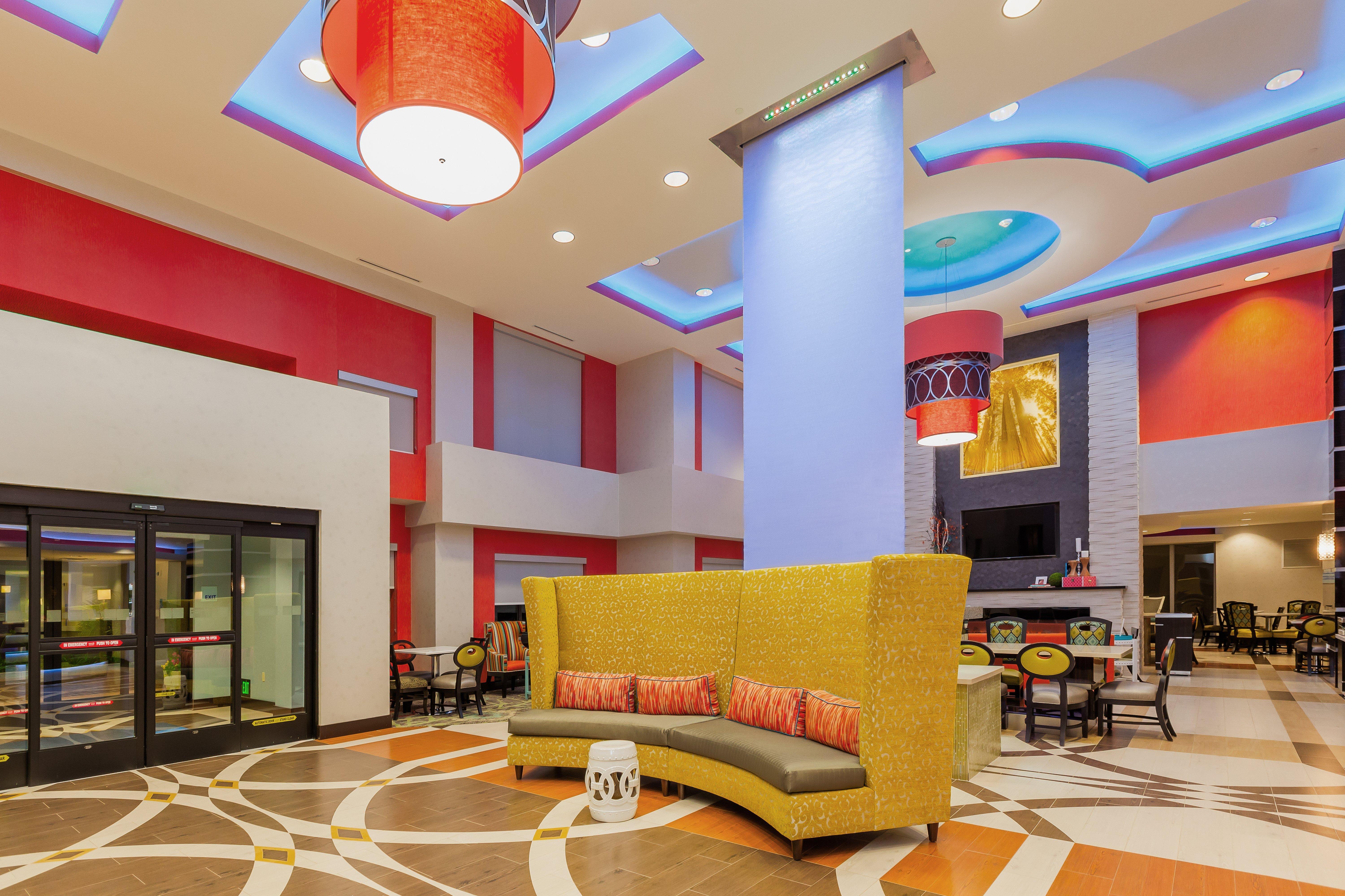 Holiday Inn Express & Suites Eureka By Ihg Exterior photo
