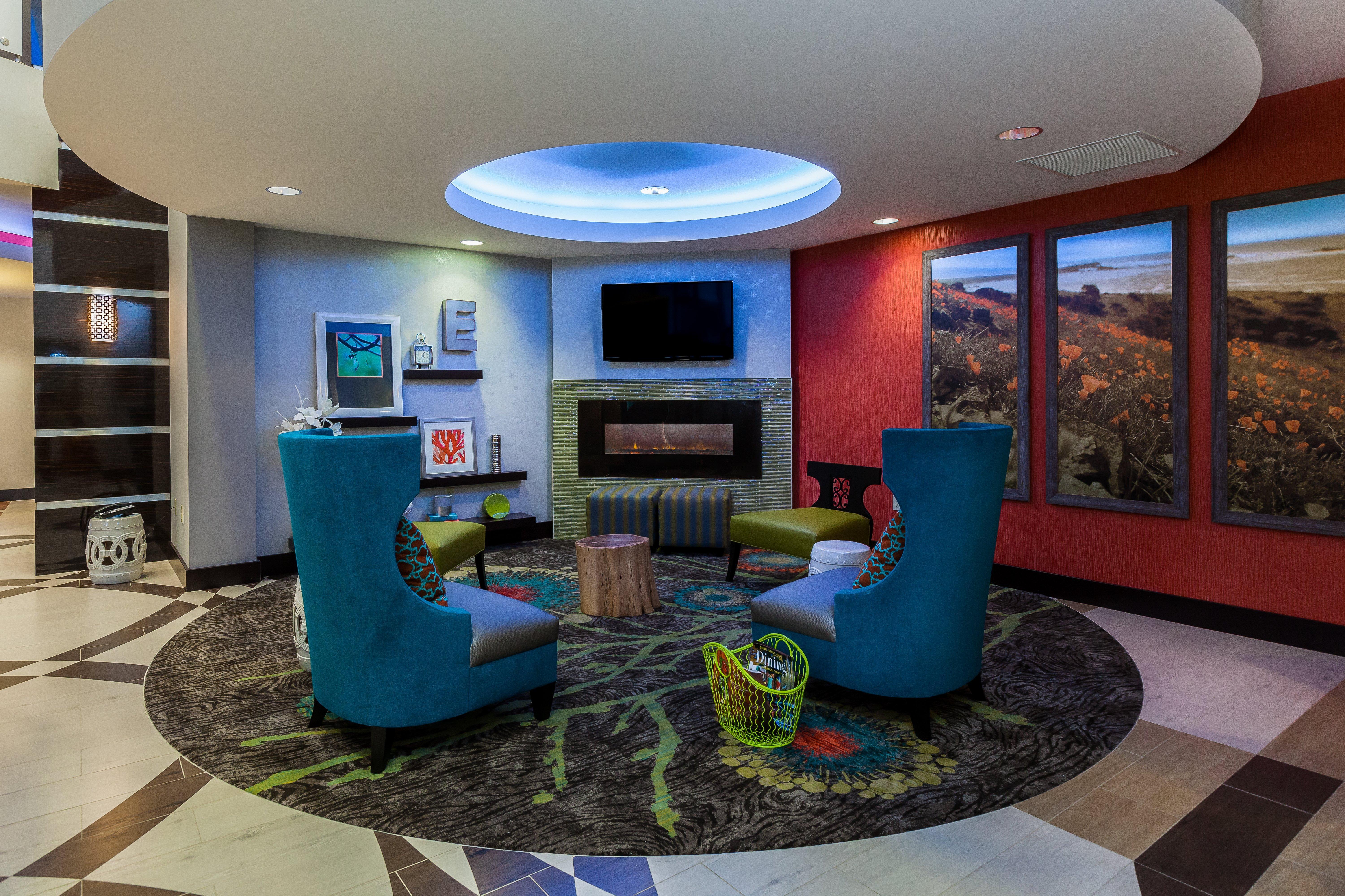 Holiday Inn Express & Suites Eureka By Ihg Exterior photo