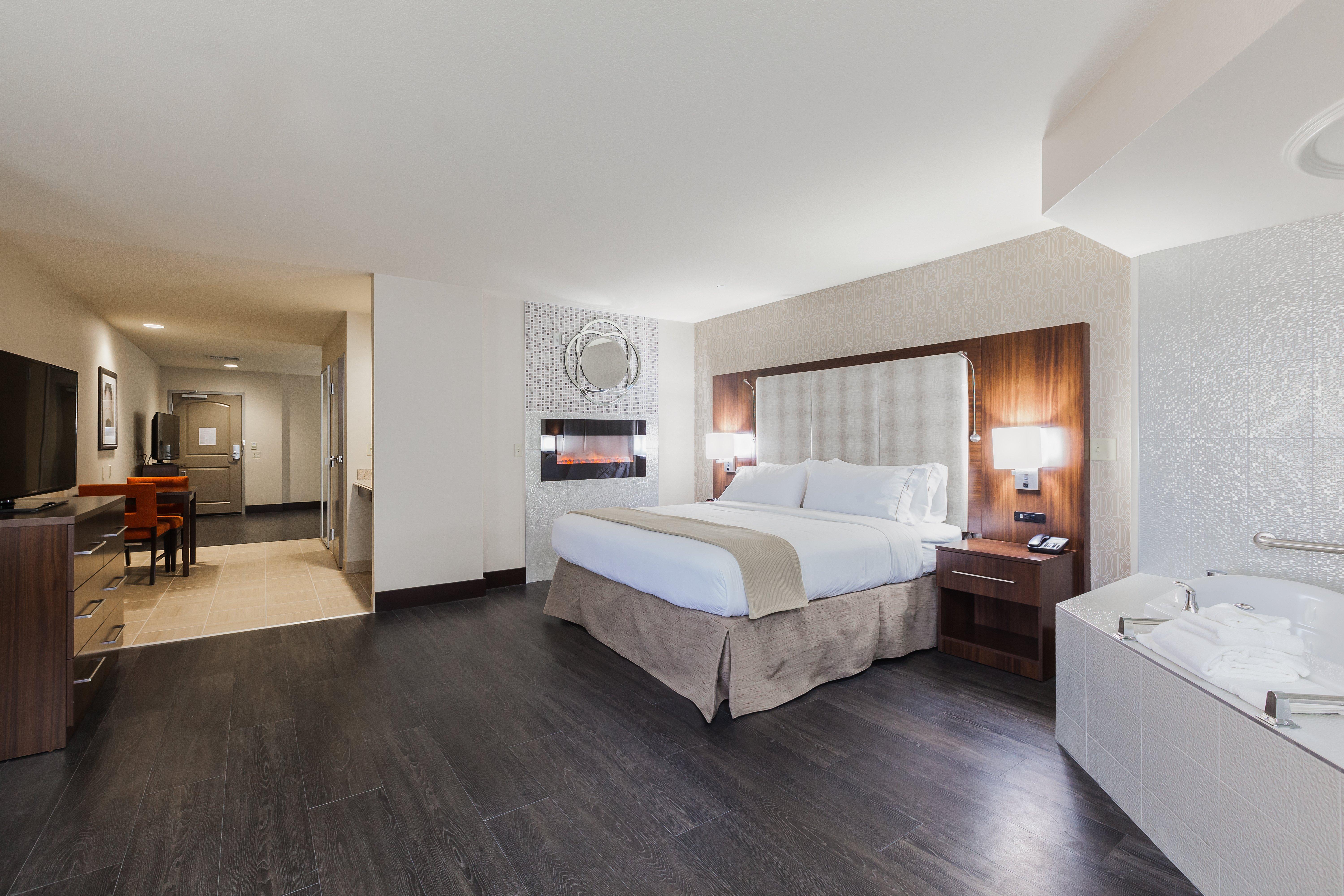Holiday Inn Express & Suites Eureka By Ihg Exterior photo