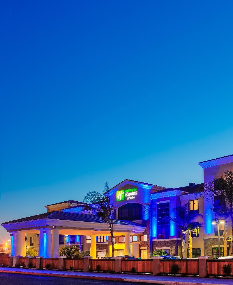 Holiday Inn Express & Suites Eureka By Ihg Exterior photo